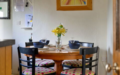 Penrhos Sea Cottage: Mueble, Diseño De Interiores, Mesa, Silla, Comedor, Madera, Amarillo, Piso, Cocina Y Comedor Mesa, Encendiendo