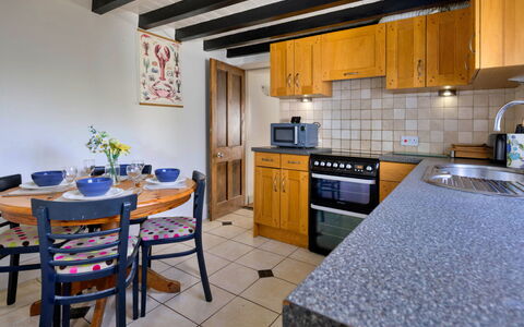 Penrhos Sea Cottage: Piso, Mueble, Mostrador, Diseño De Interiores, Cocina, Suelo, Gabinetes, Habitación, Loseta, Techo