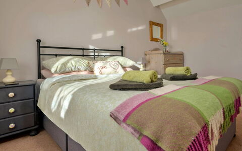 Penrhos Sea Cottage: Cama, Mueble, Lecho, Habitación, Sábana, Diseño De Interiores, Linos, Madera, Piso, Textil