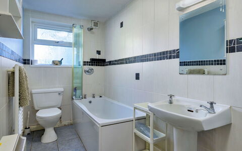 Penrhos Sea Cottage: Baño, Arreglo De Tubería, Piso, Suelo, Diseño De Interiores, Bañera, Lavabo, Baño, Plomería, Grifo