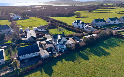 Penrhos Sea Cottage: Barrio Residencial, Llanura, Paisaje, Casa, Área Rural, El Terreno Del Lote, Casa, Asentamientos Humanos, Suburbio, Pueblo