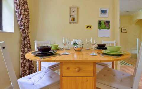Delfryn: Mueble, Madera, Mesa, Diseño De Interiores, Comedor, Piso, Silla, Cocina Y Comedor Mesa, Amarillo, Suelo