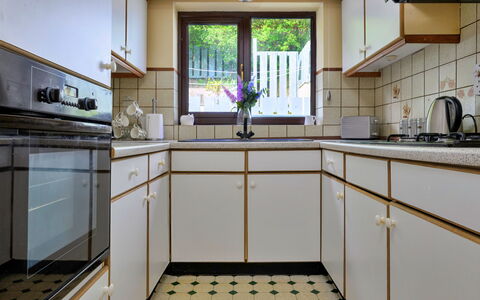 Delfryn: Cocina, Piso, Mostrador, Diseño De Interiores, Aparato De Cocina, Gabinetes, Suelo, Electrodoméstico, Estufa De Cocina, Casa