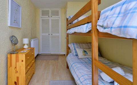 Delfryn: Mueble, Madera, Diseño De Interiores, Piso, Suelo, Cama, Habitación, Habitación, Sábana, Departamento