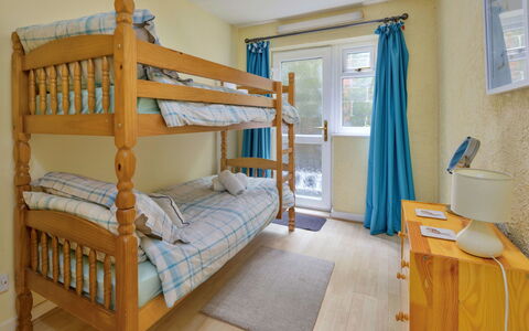 Delfryn: Cama, Mueble, Habitación, Madera, Diseño De Interiores, Sábana, Lecho, Piso, Suelo, Habitación
