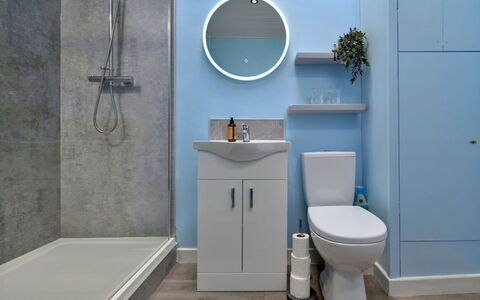 Delfryn: Baño, Lavabo Del Baño, Arreglo De Tubería, Lavabo, Piso, Suelo, Pared, Diseño De Interiores, Baño, Mueble De Baño