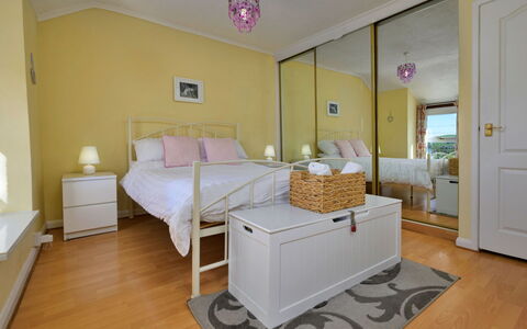 Delfryn: Mueble, Cama, Diseño De Interiores, Suelo, Piso, Habitación, Madera, Habitación, Lecho, Sábana