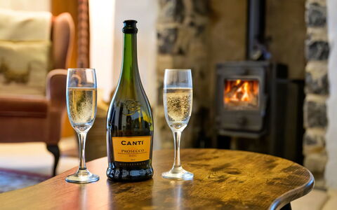 Merddyn Cottage: Botella, Drinkware, Barware, Stemware, Vino