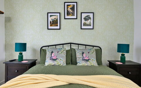 Merddyn Cottage: Habitación, Cama, Diseño De Interiores, Mueble, Lecho, Sábana, Linos, Textil, Marco, Habitación