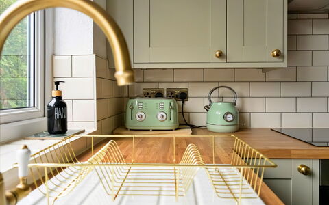 Merddyn Cottage: Cocina, Aparato De Cocina, Metal, Latón, Manchas De Madera, Mostrador, Acero, Planta De Casa