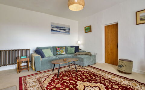 Merddyn Cottage: Mueble, Piso, Diseño De Interiores, Suelo, Pared, Sofá, Madera, Habitación, Techo, Sala