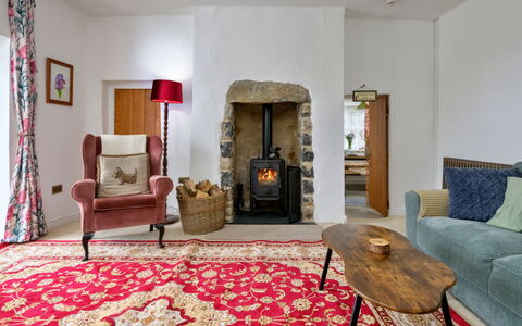 Merddyn Cottage: Mueble, Madera, Piso, Diseño De Interiores, Casa, Suelo, Habitación, Sala, Hogar, Alfombra