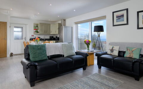 Hedd Wen Cottage: Mueble, Sofá, Diseño De Interiores, Sala, Piso, Habitación, Casa, Textil, Encendiendo, Suelo