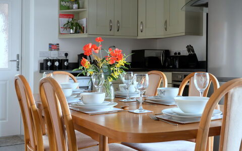 Hedd Wen Cottage: Mueble, Diseño De Interiores, Madera, Mesa, Piso, Silla, Cocina Y Comedor Mesa, Comedor, Encendiendo, Vajilla