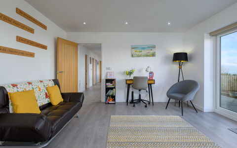 Hedd Wen Cottage: Mueble, Diseño De Interiores, Piso, Suelo, Madera, Sofá, Techo, Habitación, Sala, Suelos De Madera