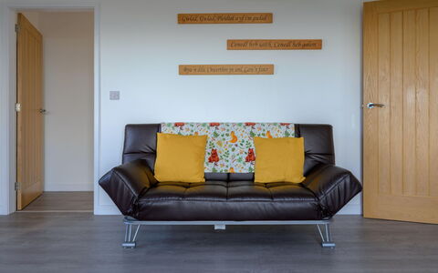 Hedd Wen Cottage: Piso, Mueble, Pared, Diseño De Interiores, Suelo, Madera, Suelos De Madera, Sofá, Sala, Habitación