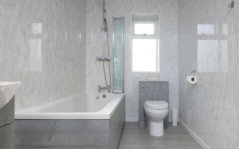Hedd Wen Cottage: Baño, Arreglo De Tubería, Pared, Piso, Suelo, Bañera, Diseño De Interiores, Grifo, Plomería, Lavabo