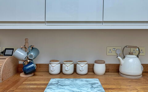 Bryn Derfel House: Aparato De Cocina, Vajilla, Cocina, Utensilios Para Servir, Mostrador, Electrodoméstico, Diseño De Interiores, Tetera