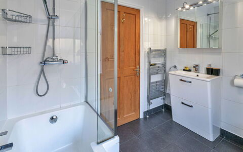 Bryn Derfel House: Arreglo De Tubería, Baño, Piso, Diseño De Interiores, Suelo, Lavabo, Grifo, Plomería, Espejo, Ducha