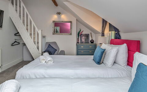 Bryn Derfel House: Habitación, Diseño De Interiores, Cama, Lecho, Mueble, Sábana, Textil, Casa, Habitación, Linos