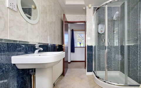 Penlon Cottage: Piso, Arreglo De Tubería, Suelo, Baño, Diseño De Interiores, Techo, Lavabo Del Baño, Lavabo, Plomería, Habitación
