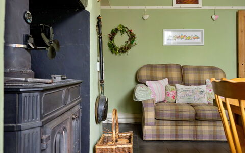 Bod Gwynedd: Mueble, Pared, Diseño De Interiores, Madera, Piso, Suelo, Encendiendo, Habitación, Sala, Marco