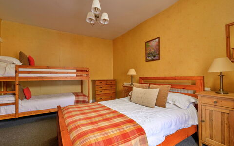 Bod Gwynedd: Mueble, Cama, Diseño De Interiores, Habitación, Sábana, Lecho, Piso, Suelo, Madera, Habitación