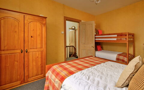 Bod Gwynedd: Mueble, Cama, Diseño De Interiores, Habitación, Piso, Suelo, Madera, Sábana, Habitación, Lecho