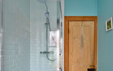 Bod Gwynedd: Azul, Pared, Baño, Arreglo De Tubería, Diseño De Interiores, Piso, Suelo, Plomería, Material Compuesto, Vaso