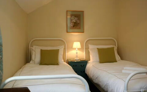 Pen-Y-Groes: Cama, Habitación, Mueble, Lecho, Diseño De Interiores, Sábana, Suelo, Madera, Piso, Textil