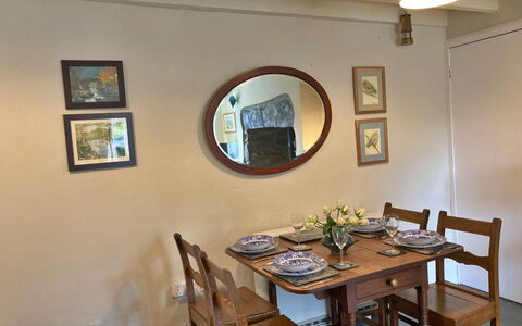 Pen-Y-Groes: Mueble, Diseño De Interiores, Pared, Madera, Mesa, Comedor, Piso, Marco, Cocina Y Comedor Mesa, Habitación