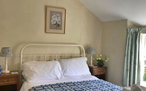 Pen-Y-Groes: Mueble, Cama, Habitación, Lecho, Pared, Sábana, Diseño De Interiores, Madera, Linos, Suelo