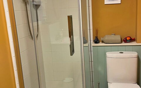 Pen-Y-Groes: Baño, Arreglo De Tubería, Pared, Piso, Suelo, Baño, Diseño De Interiores, Plomería, Asiento Del Baño, Material Compuesto