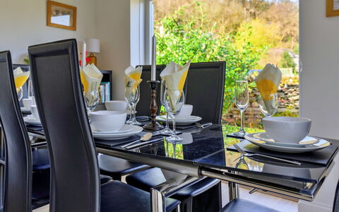 Dyffryn: Mueble, Diseño De Interiores, Mesa, Comedor, Cocina Y Comedor Mesa, Silla, Piso, Encendiendo, Casa, Suelo