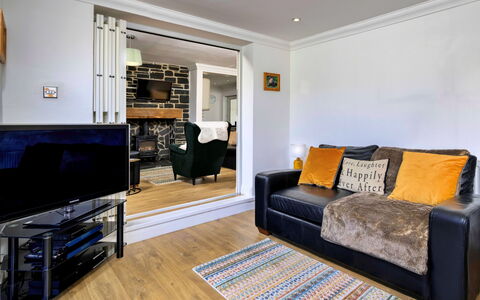 Dyffryn: Mueble, Diseño De Interiores, Piso, Sofá, Suelo, Pared, Madera, Habitación, Sala, Techo