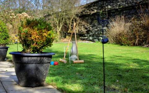 Dyffryn: Verde, Arbusto, Jardín, Maceta, Césped, Patio Interior, Paisajismo, Yarda, Planta De Casa