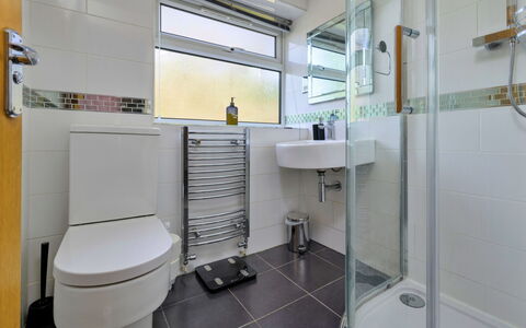 Dyffryn: Diseño De Interiores, Piso, Arreglo De Tubería, Suelo, Baño, Baño, Asiento Del Baño, Lavabo, Plomería, Grifo