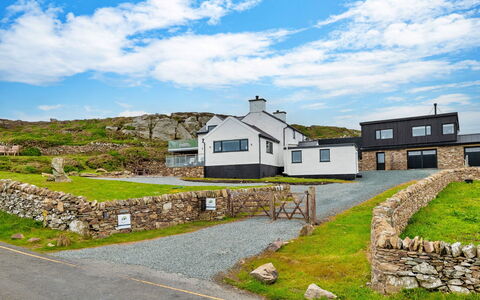Goferydd: Hierba, Casa, Paisaje, Klippe, Techo, Área Rural, Cabaña, Casa, El Terreno Del Lote, Pendiente