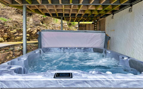 Goferydd: Bañera, Piscina, Material Compuesto, Jacuzzi, Arreglo De Tubería, Material Natural, Fuente De Agua, Patio Interior