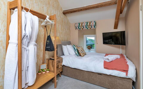 Goferydd: Diseño De Interiores, Mueble, Pared, Piso, Madera, Habitación, Suelo, Cama, Sábana, Lecho