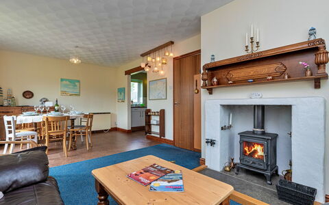 Nant Y Mynydd: Mueble, Madera, Piso, Techo, Diseño De Interiores, Suelo, Casa, Sala, Habitación, Silla