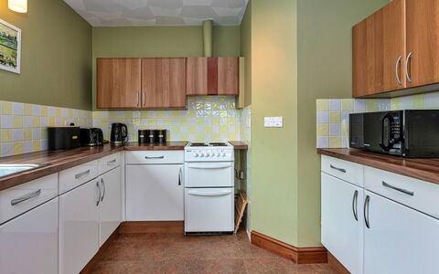 Nant Y Mynydd: Aparato De Cocina, Electrodoméstico, Piso, Cocina, Diseño De Interiores, Mostrador, Gabinetes, Madera, Suelo, Techo