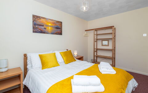 Nant Y Mynydd: Pared, Madera, Diseño De Interiores, Habitación, Cama, Suelo, Sábana, Mueble, Piso, Lecho