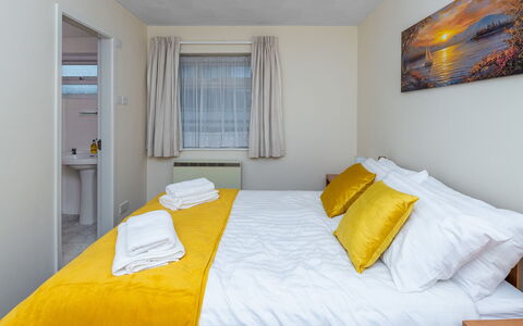 Nant Y Mynydd: Departamento, Lecho, Habitación, Sábana, Cama, Hotel, Marco De La Cama, Almohada