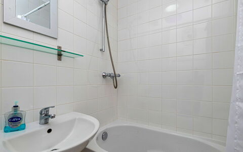 Nant Y Mynydd: Baño, Lavabo Del Baño, Arreglo De Tubería, Lavabo, Piso, Grifo, Diseño De Interiores, Suelo, Plomería, Ducha