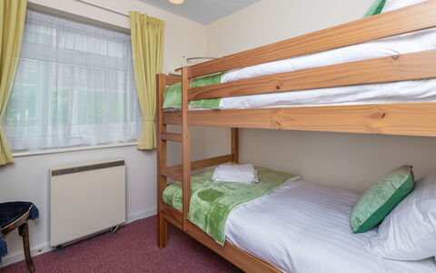Nant Y Mynydd: Cama, Habitación, Diseño De Interiores, Madera, Piso, Mueble, Sábana, Lecho, Suelo, Marco De La Cama
