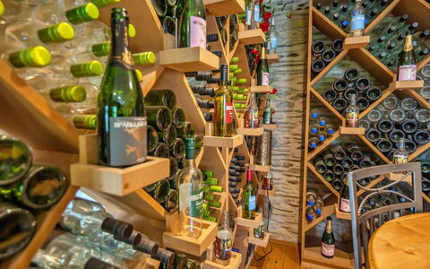 Jabajak Vineyard: Botella, Lagar, Estante, Estantería, Botella De Vino, Vino, Botella De Vidrio