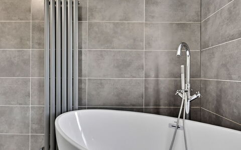 Seamill Beach House: Pared, Arreglo De Tubería, Piso, Baño, Suelo, Diseño De Interiores, Loseta, Plomería, Grifo