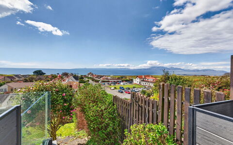 Seamill Beach House: Cielo, Azul, Nube, Barrio Residencial, Suburbio, Oceano, Cúmulo, Costa, Paisajismo, Fenómeno Meteorológico