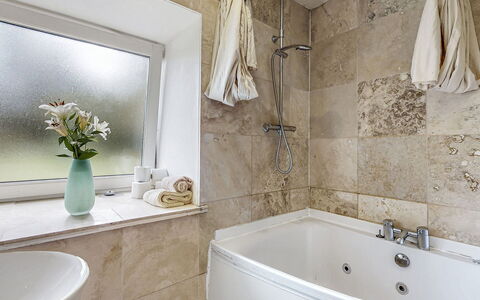 Old Barn at Ormidale House: Baño, Arreglo De Tubería, Bañera, Diseño De Interiores, Piso, Suelo, Grifo, Plomería, Lavabo, Habitación